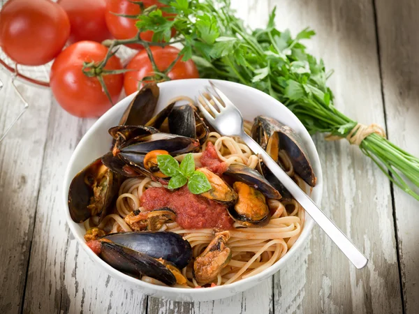 Pasta met mossel en tomatensaus — Stockfoto