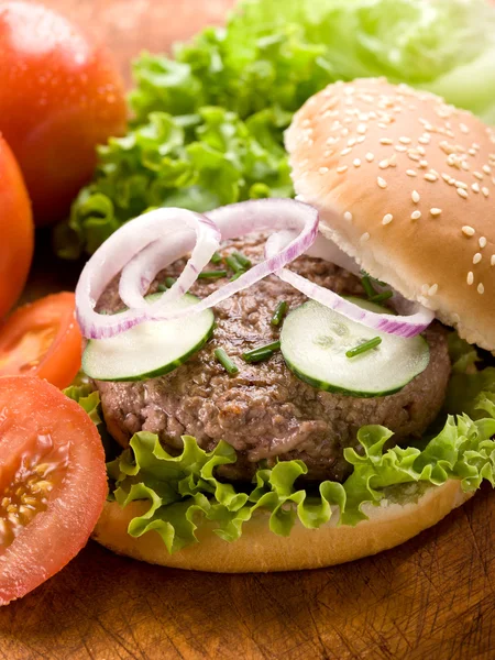 Sándwich con hamburguesa y verduras rebanadas — Foto de Stock