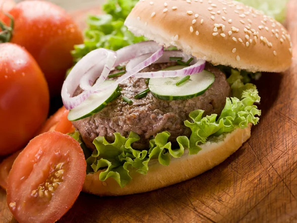 Smörgås med hamburgare och skiva grönsaker — Stockfoto
