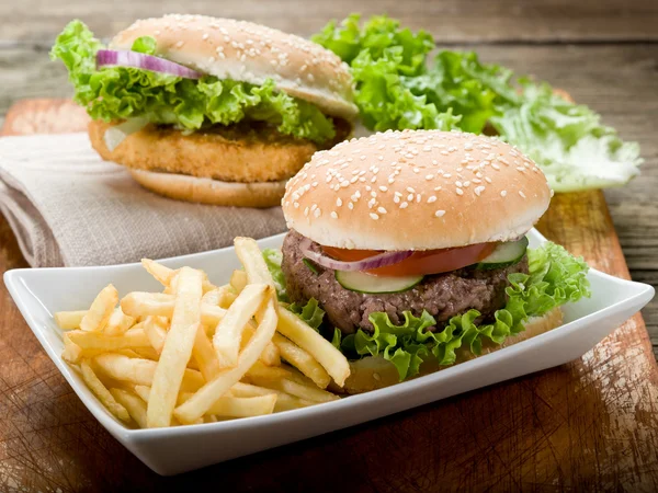 Сэндвич с гамбургером и жареной картошкой — стоковое фото