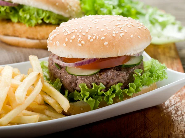 Smörgås med hamburgare och stekt potatis — Stockfoto
