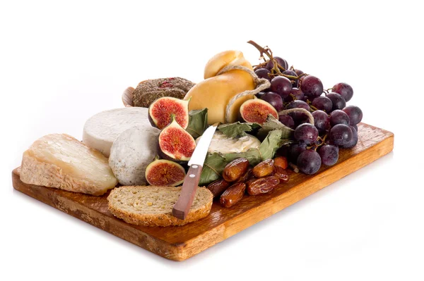 Tagliere con un assortimento di formaggi e frutta — Foto Stock