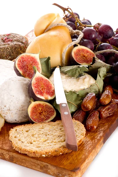 Sýrový nářez s výběrem sýrů a ovoce — Stock fotografie