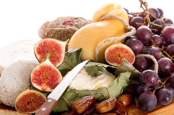 Cheeseboard med ett sortiment av ostar och frukt — Stockfoto