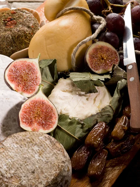 Cheeseboard med ett sortiment av ostar och frukt — Stockfoto