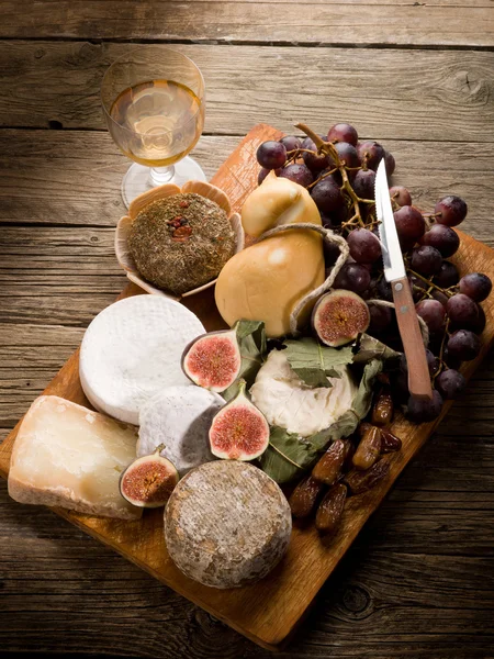 Ostebrett med et utvalg av ost og frukter – stockfoto