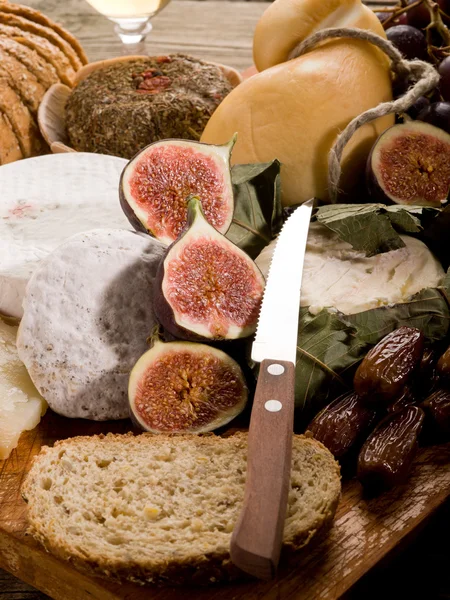 Rebanada de pan con una variedad de quesos y frutas —  Fotos de Stock