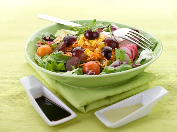 Mixed salad with slice grapes carrot, arugula,maize and green sa — Stock Photo, Image