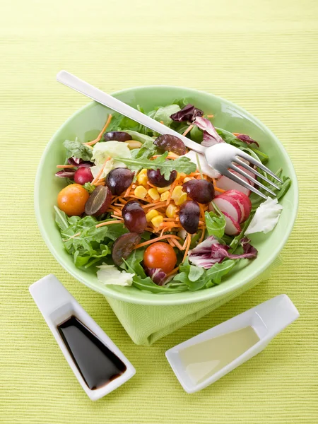 Смешанный салат с ломтиком винограда морковь, руккола, кукуруза и зеленый са — стоковое фото
