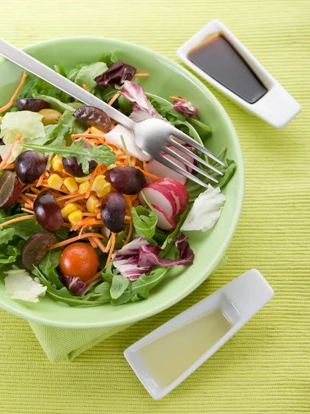 Gemengde salade met segment druiven wortel, rucola, maïs en groene sa — Stockfoto