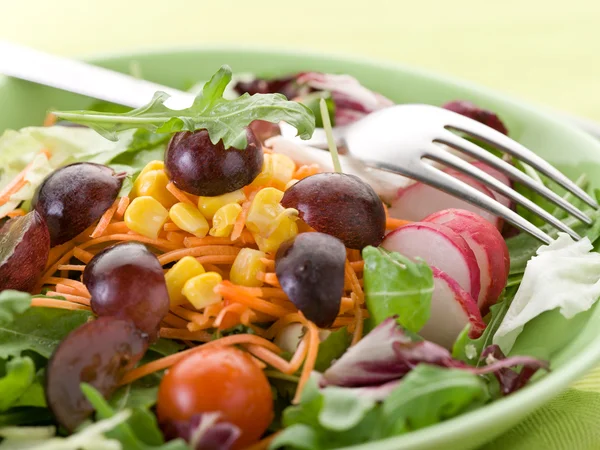 Salade mixte avec tranches de raisin carotte, roquette, maïs et vert sa — Photo