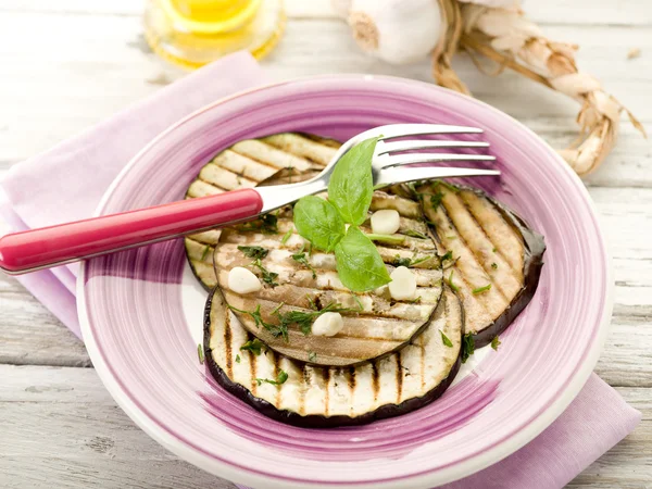 Eggplants grilled with garlic and olive oil — Stock Photo, Image