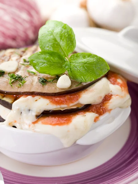 Баклажаны пармиджана традиционный итальянский рецепт — стоковое фото