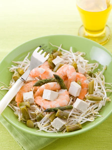 건강 한 콩 새싹 새우 두 부와 아스파라거스 샐러드 — 스톡 사진
