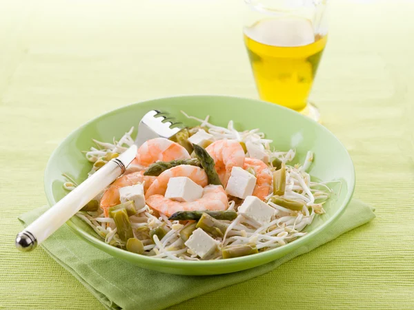 건강 한 콩 새싹 새우 두 부와 아스파라거스 샐러드 — 스톡 사진