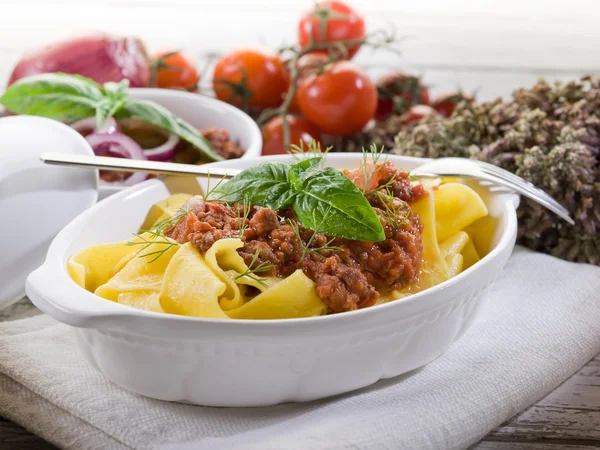 Pappardelle bolognese met ragout saus en basilicum blad — Stockfoto