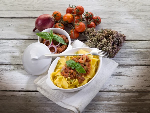 Pappardelle bolognese med ragu sås och basilika blad — Stockfoto