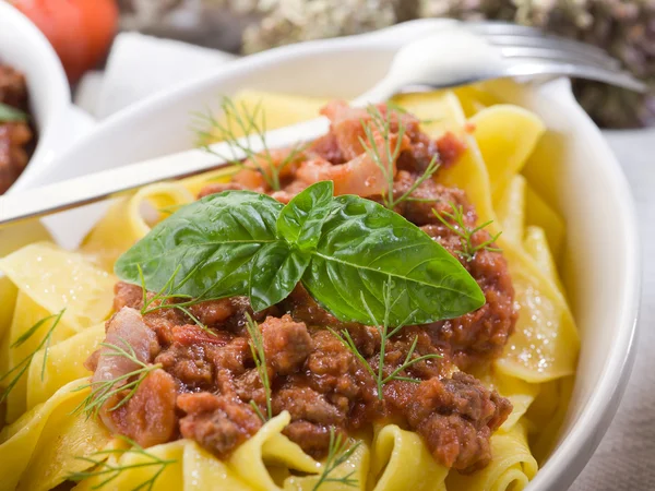 Pappardelle bolognese con ragù e foglia di basilico — Foto Stock