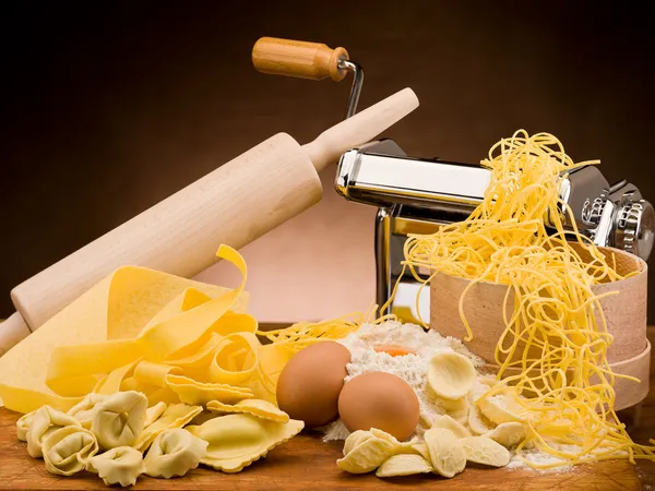 Traditional italian homemade pasta with ingredients — Stock Photo, Image