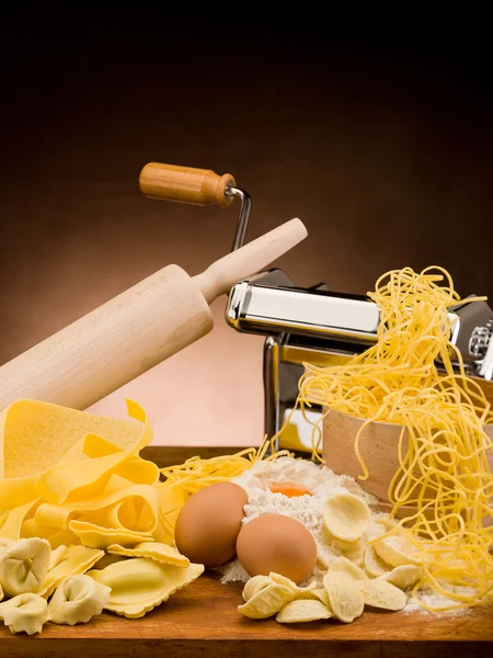 Macarrão caseiro italiano tradicional com ingredientes — Fotografia de Stock
