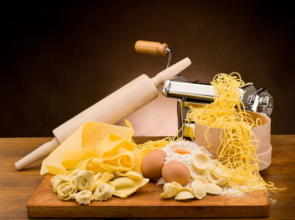 Традиционные итальянские домашние макароны с ингредиентами — стоковое фото
