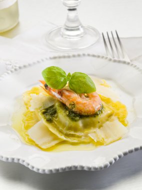 pesto ravioli ile karides ve parmesan pul