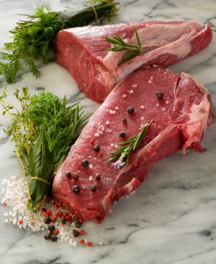 ham porterhouse ve karma bir otlar juniper berry ile bonfile pe