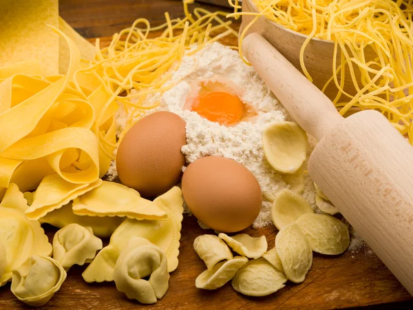 Traditionell italiensk hemgjord pasta med ingredienser — Stockfoto