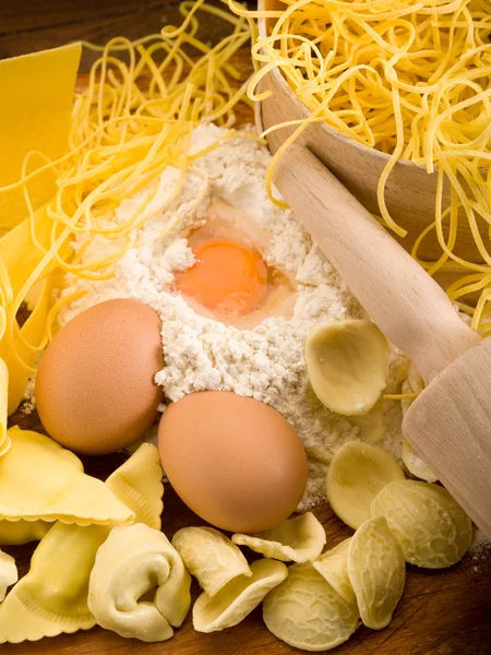 Macarrão caseiro italiano tradicional com ingredientes — Fotografia de Stock