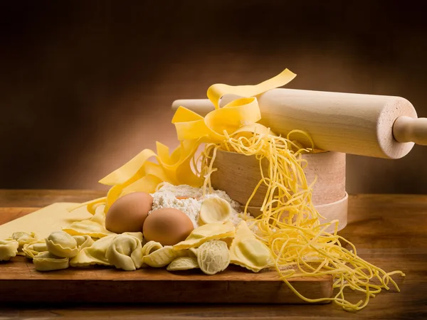 Pasta fatta in casa tradizionale italiana con ingredienti — Foto Stock