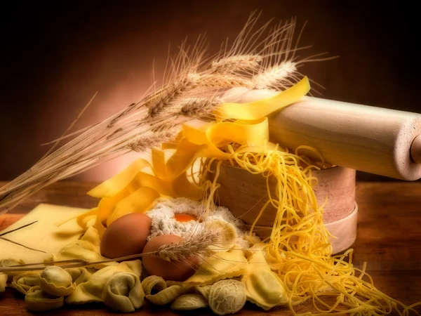 Traditional italian homemade pasta with ingredients — Stock Photo, Image