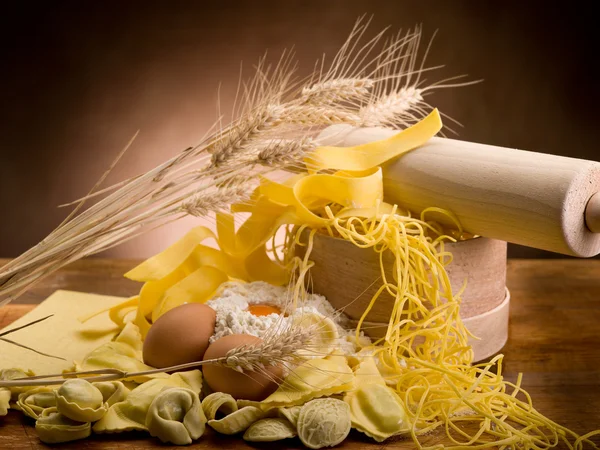 Традиционные итальянские домашние макароны с ингредиентами — стоковое фото