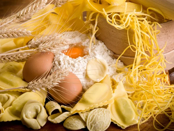 Traditionell italiensk hemgjord pasta med ingredienser — Stockfoto