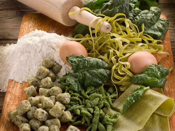 Традиционная итальянская домашняя паста со шпинатом — стоковое фото