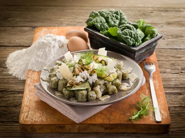 Spinach gnocchi with ricotta zucchinis and parmesan flakes — Stock Photo, Image