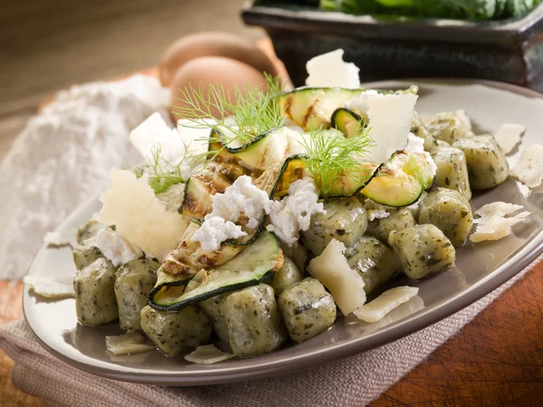 Gnocchi di spinaci con ricotta di zucchine e fiocchi di parmigiano — Foto Stock