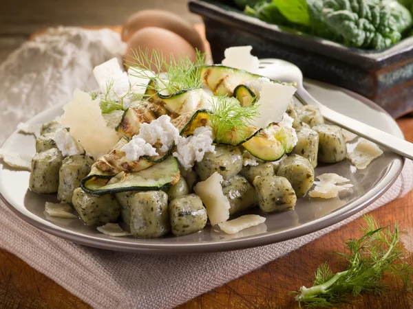 Ispanak gnocchi ricotta kabakları ve parmesan gevreği ile — Stok fotoğraf