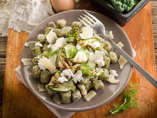 Spenat gnocchi med ricotta zucchinis och parmesan flingor — Stockfoto