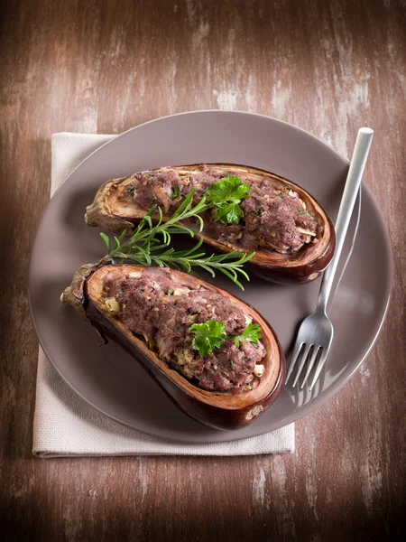 Yemeğin üzerine maydanoz ile doldurulmuş patlıcan — Stok fotoğraf