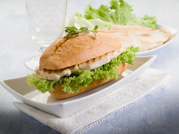 Gezonde sandwich met borst van gegrilde kip en sla — Stockfoto