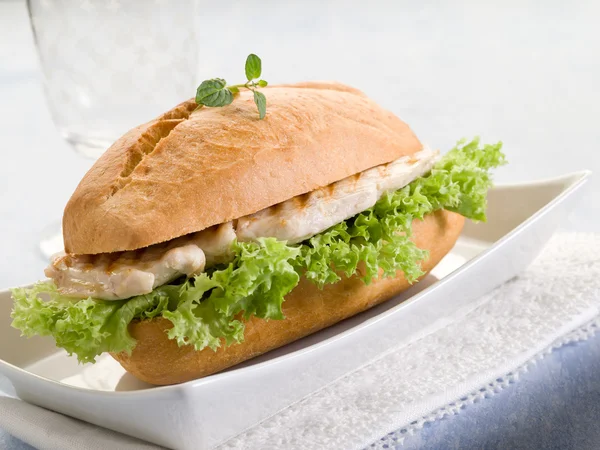 Göğüs ızgara tavuk ve salata ile sağlıklı sandviç — Stok fotoğraf