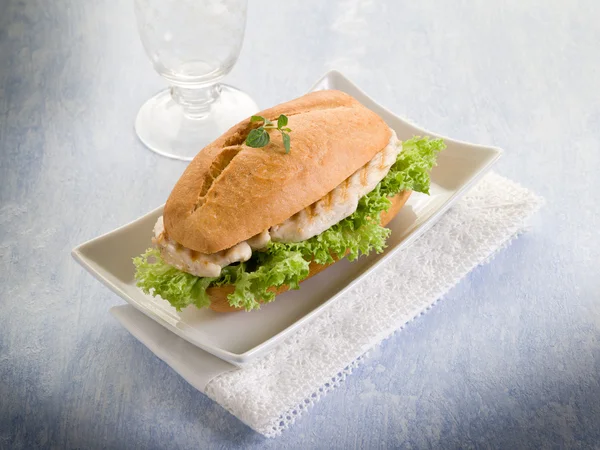 Healthy sandwich with chest of grilled chicken and lettuce — Stock Photo, Image