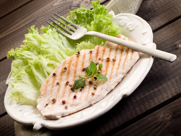 Здоровий харчовий комод смаженої курки та салату — стокове фото