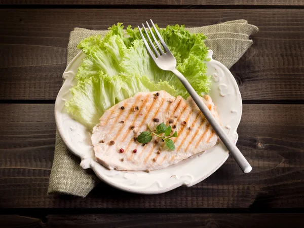 Healthy food chest of grilled chicken and lettuce — Stock Photo, Image