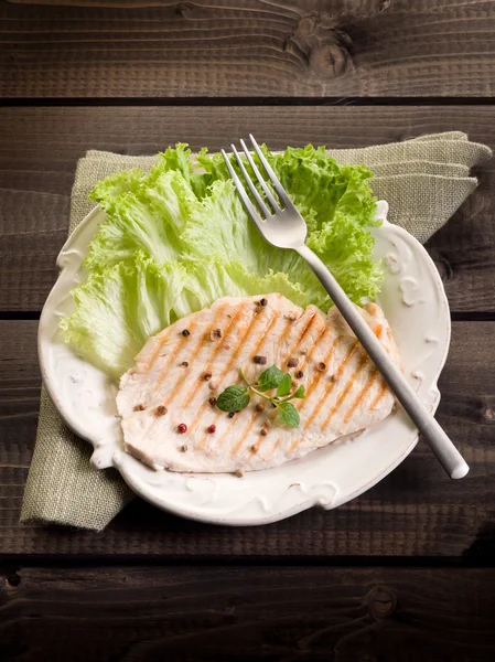 Healthy food chest of grilled chicken and lettuce — Stock Photo, Image