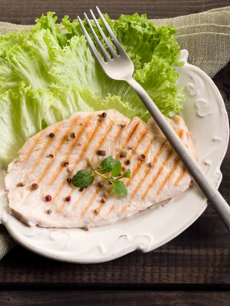 Comida saudável peito de frango grelhado e alface — Fotografia de Stock
