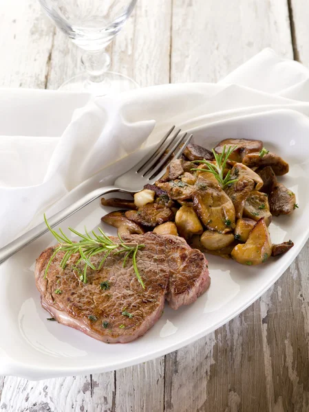 Gegrilde varkenshaas met cep paddestoel — Stockfoto