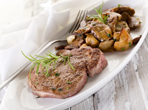 Grilled tenderloin with cep mushroom — Stock Photo, Image