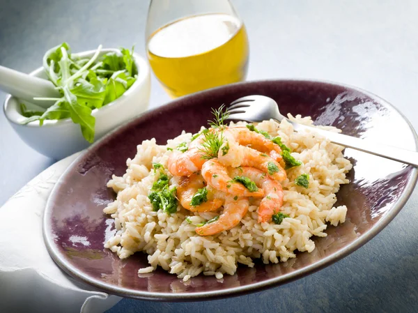 Karides ve roka pesto ile kahverengi pirinç — Stok fotoğraf