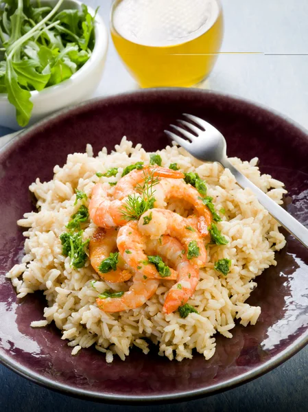 Brown rice with shrimp and arugula pesto — Stock Photo, Image